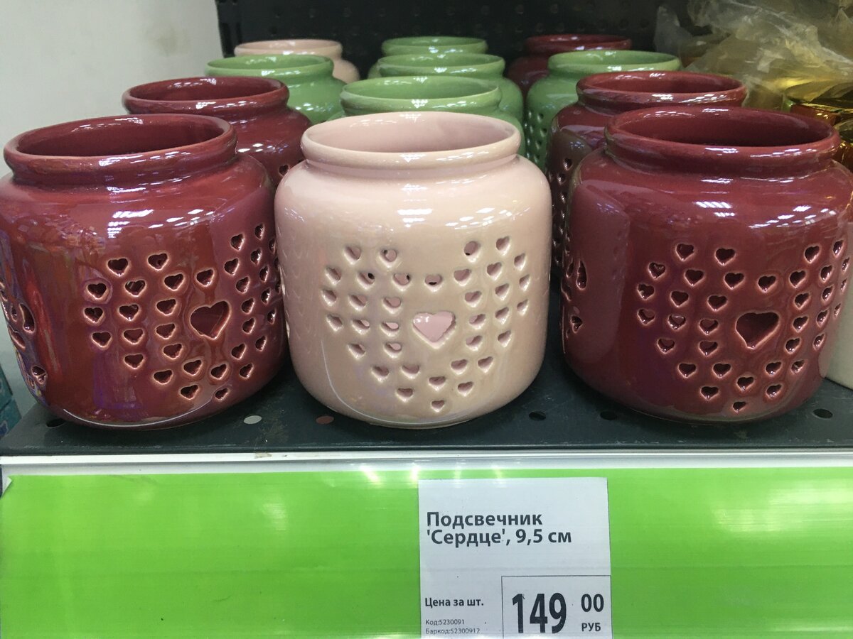 Под такой подсвечник лучше ставить подставку, по моему опыту керамика может нагреться достаточно сильно. Лучше на всякий случай защитить мебель 