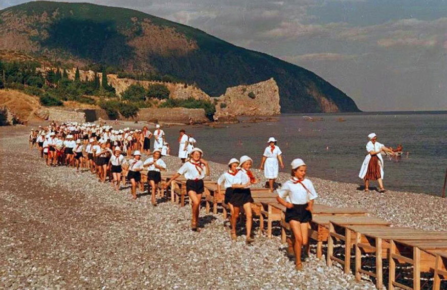 Сегодня многие дети едут на каникулах в летние лагеря. После чего пишут в мессенджерах своим родителям, что там плохие условия и требуют забрать их обратно в город. И в этом они далеко не оригинальны.-2