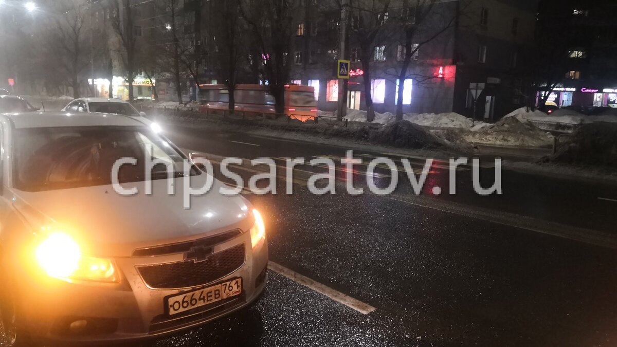 На месте работают медики центра медицины катастроф, сотрудники ДПС. Обстоятельства произошедшего выясняются.