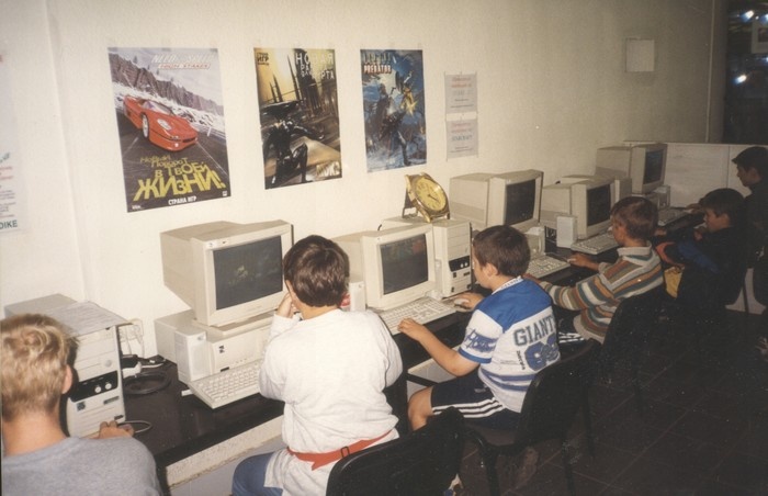 Типичный компьютерный клуб из 90-х.