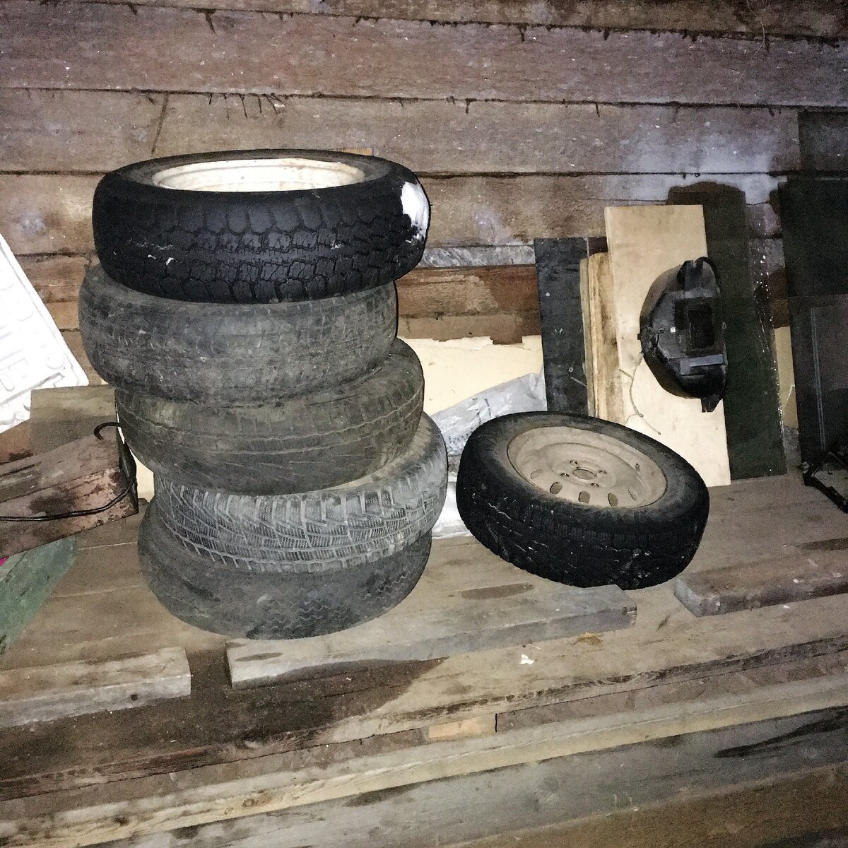 В стопках в гараже лежат и старые, и новые покрышки. Расставаться с ними муж категорически не хочет)) 
