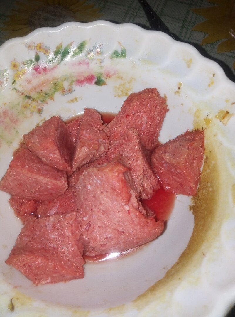 далее берём куриный фарш 200-250г, его я покупаю за 120 рублей кг. 