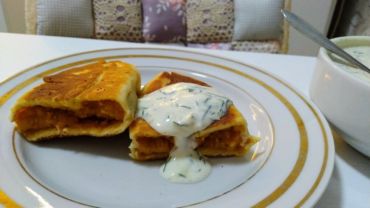 Пирожки с горохом и огуречно-хреновый соус: бюджетно, просто и по-домашнему вкусно