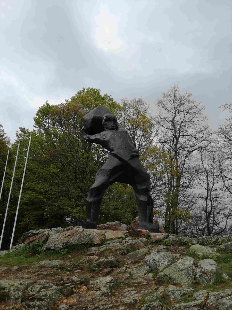 Памятники, посвященные событиям - Мечкин камень (фото автора)