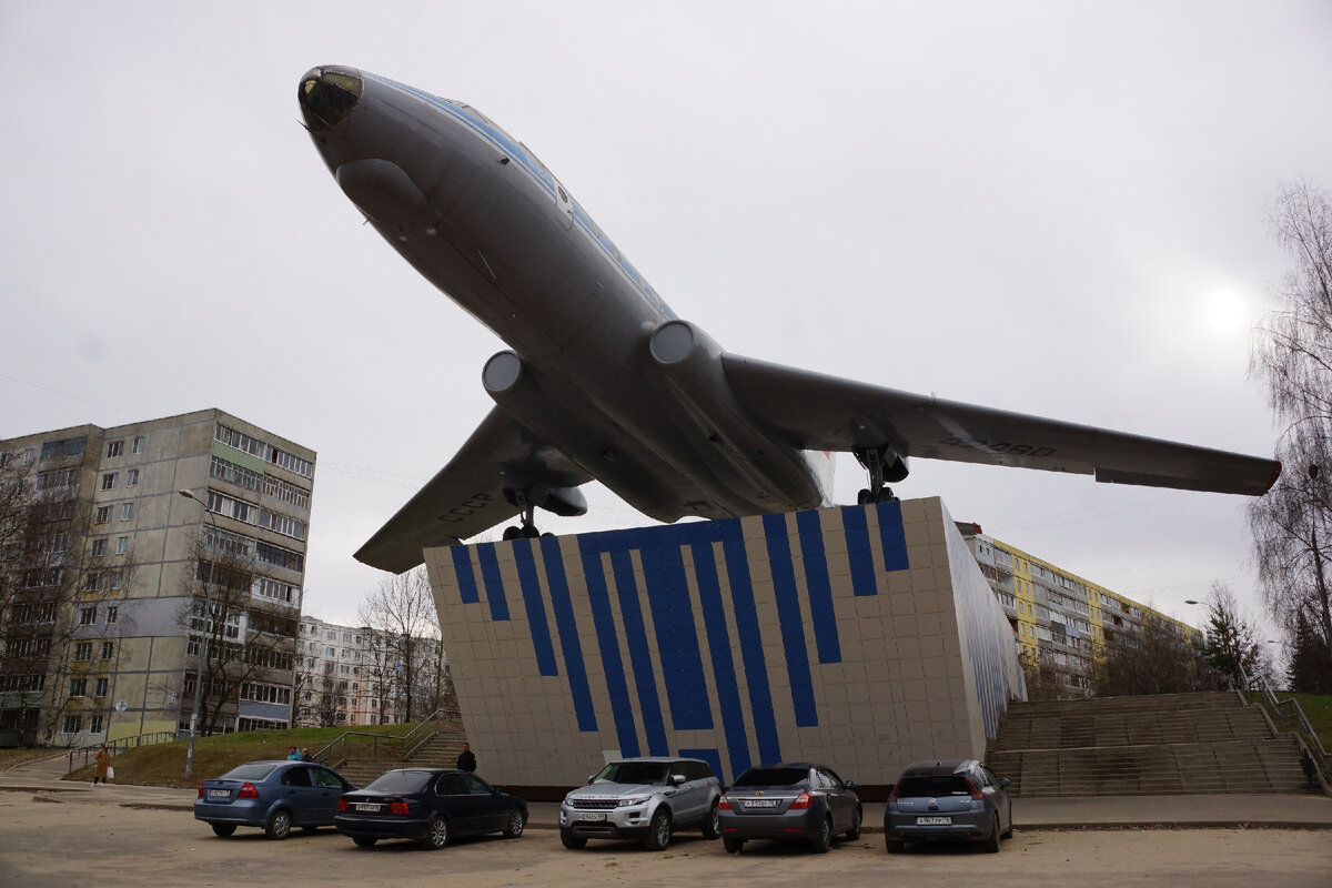 Пассажирский самолет ТУ-104А на постаменте