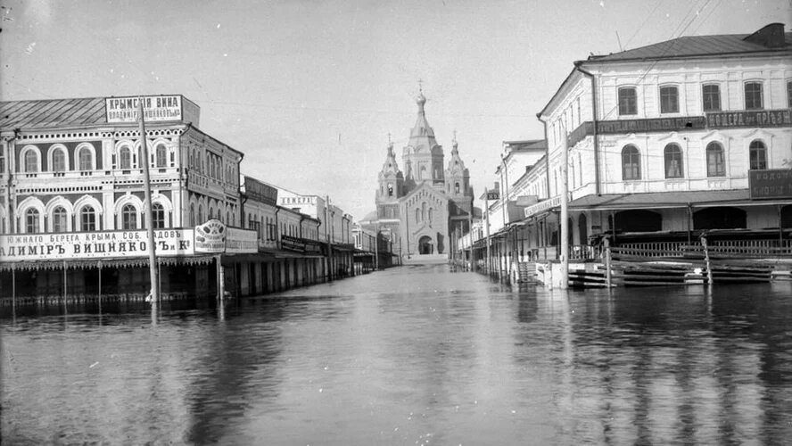 Ярмарочные постройки и Собор Александра Невского.