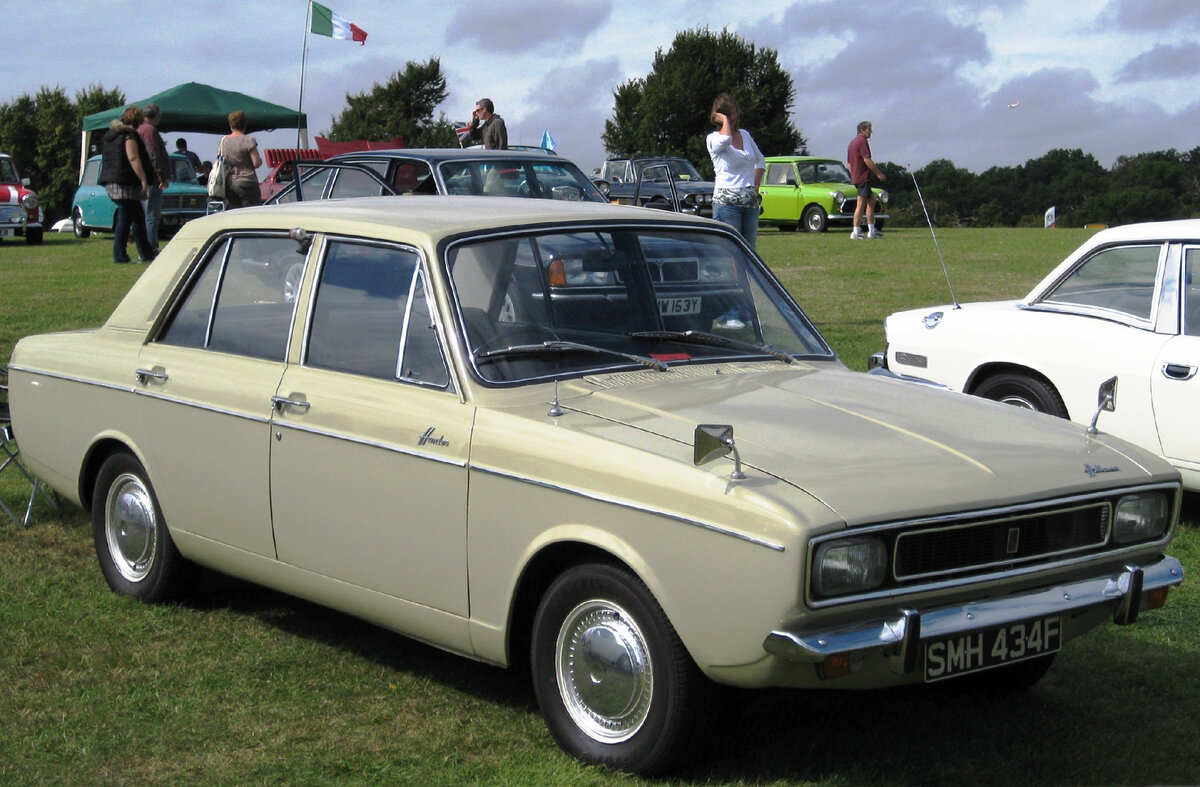 https://upload.wikimedia.org/wikipedia/commons/4/4c/Hillman_Hunter_with_second_of_the_four_fronts_1725cc_first_registered_October_1967.JPG