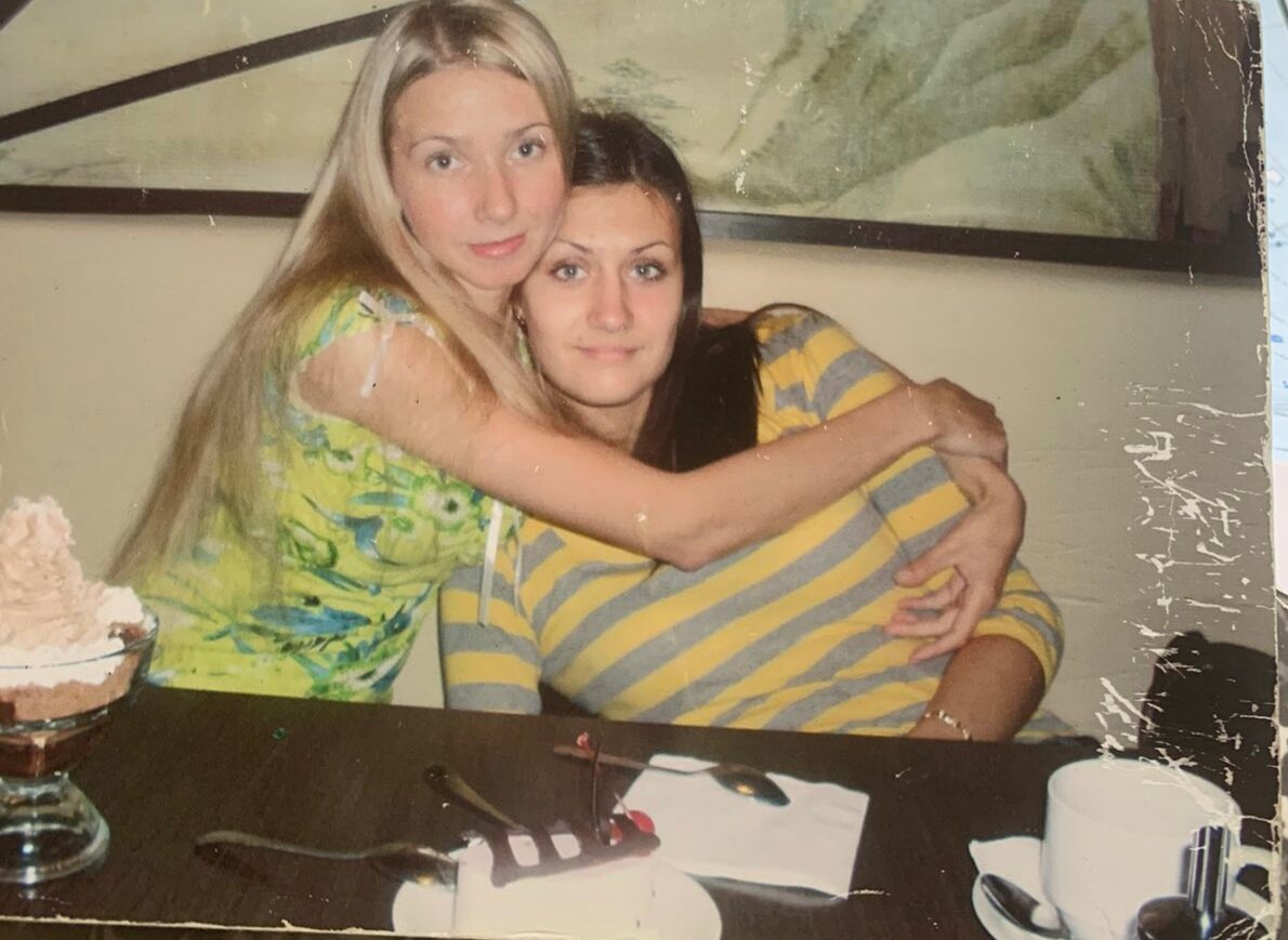 Это мы 10 лет назад . Кристя брюнетка