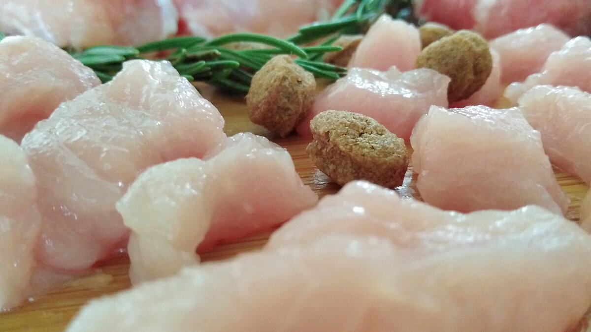 © фото автора • кусочки корма и кусочки мяса — мясо всегда получается чуть крупнее, но это естественно, мы ведь не машины, чтобы резать по точно заданному размеру!