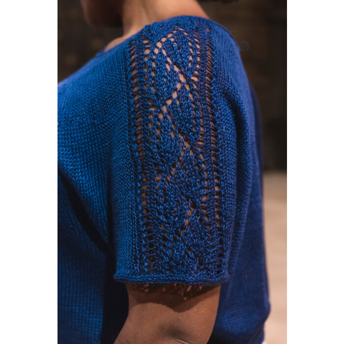 Женский топ с  красивым ажурным узором на плечах