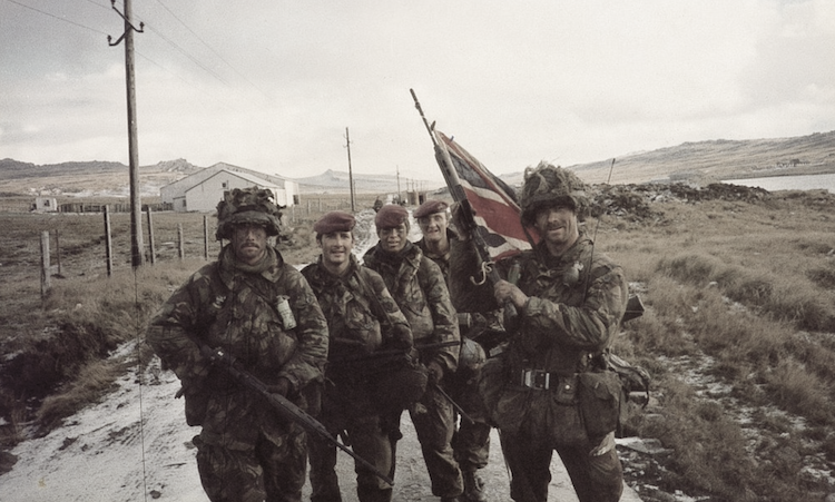 Британские парашютисты на подходе к Порт Стенли (Пуэрто Архентино). Июнь 1982 года.