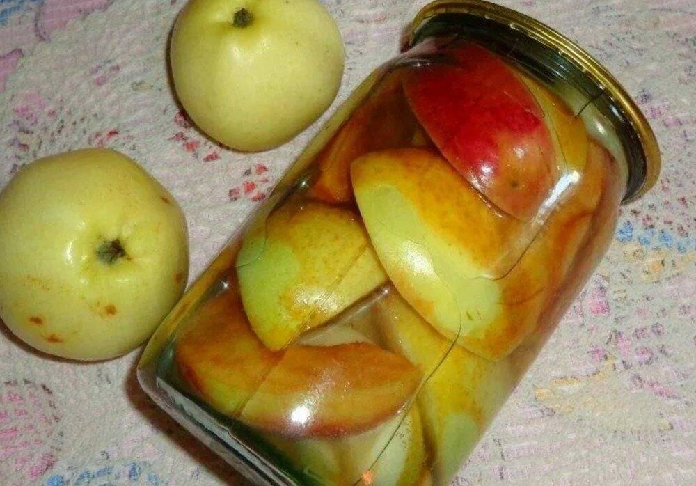Ела вкусные яблоки