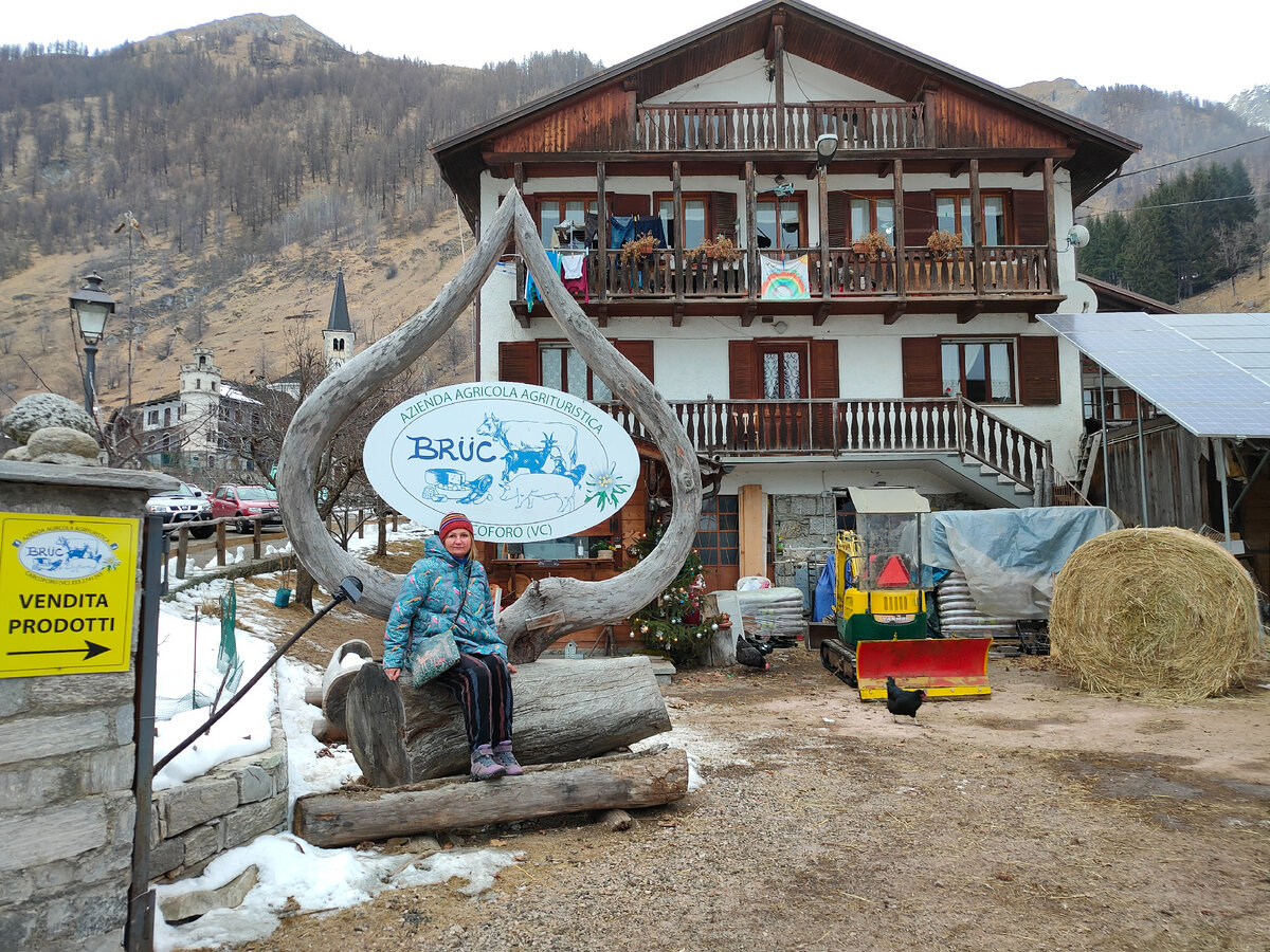 Это не реклама агротуризма в Пьемонте, просто символ похож на перо - орудие журналиста