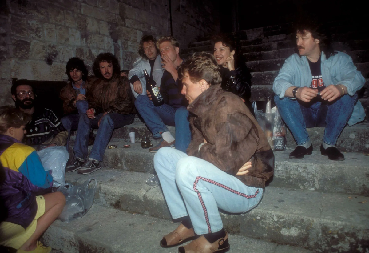 Знакомые всё лица. Творческие посиделки на набережной Москва-реки. Подальше от глаз ментов, поближе к воде.