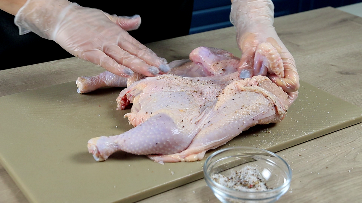 Как правильно разделать курицу на порционные