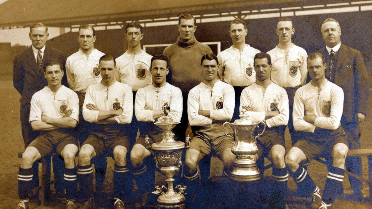 Болтон Уондерерс с кубком Англии в 1926 году*