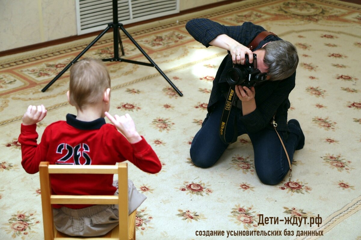 Это был день настоящих дел. В нем не было пиара ни на каплю. Фотограф ползал в прямом смысле на коленях, ложился животом на пол и ловил объективом взгляд ребенка... Ради его будущего. Ради будущей семьи!