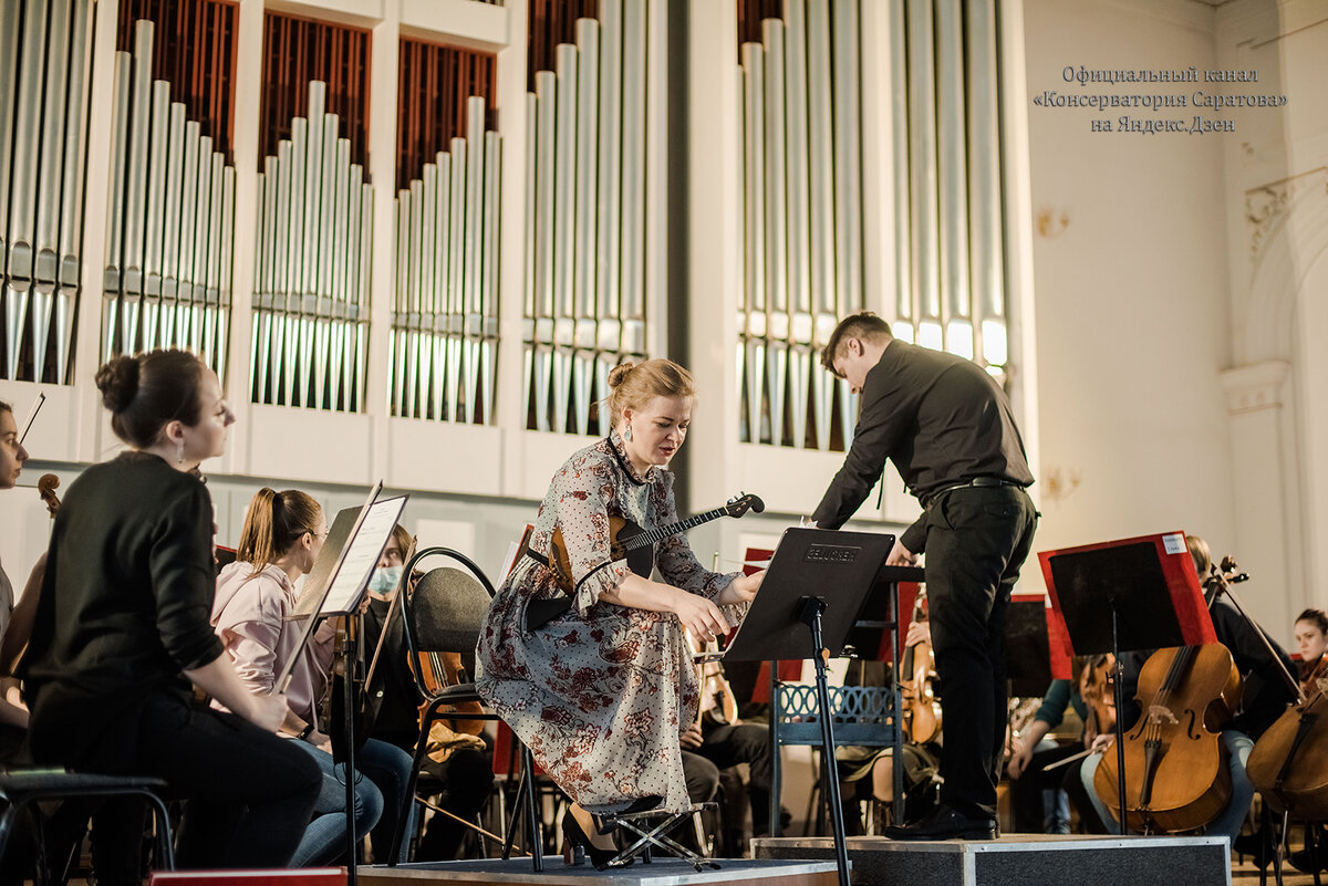 Екатерина Николаевна Мочалова, кандидат искусствоведения, доцент кафедры струнных народных инструментов РАМ имени Гнесиных, концертмейстер Национального академического оркестра народных инструментов России имени Н. П. Осипова