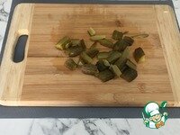     Нарезаем огурцы брусочками.