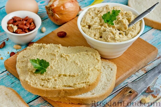 лук репчатый, яйца, арахис, чеснок, соль, перец, масло сливочное, масло растительное