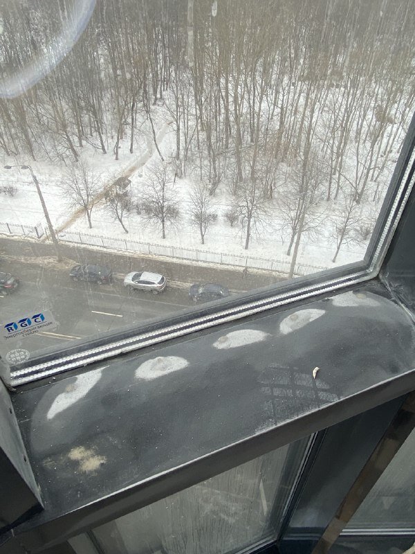 Нанесение шпаклёвки на повреждённые участки профиля с целью устранения отверстий