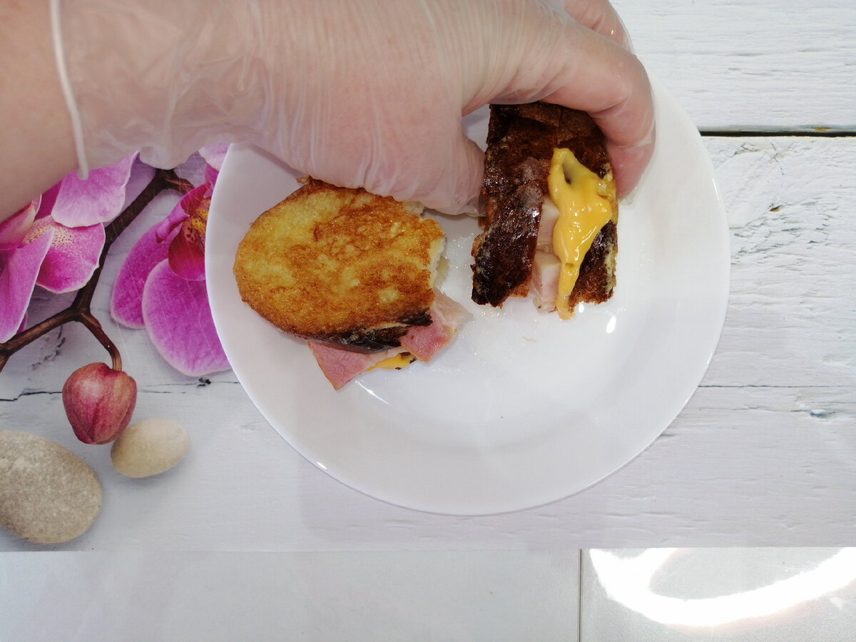 В данном случае у меня самый обычный сэндвич с плавленым сыром и беконом. Хоть самый простой, но очень вкусный и сытный. А главное готовить очень быстро.