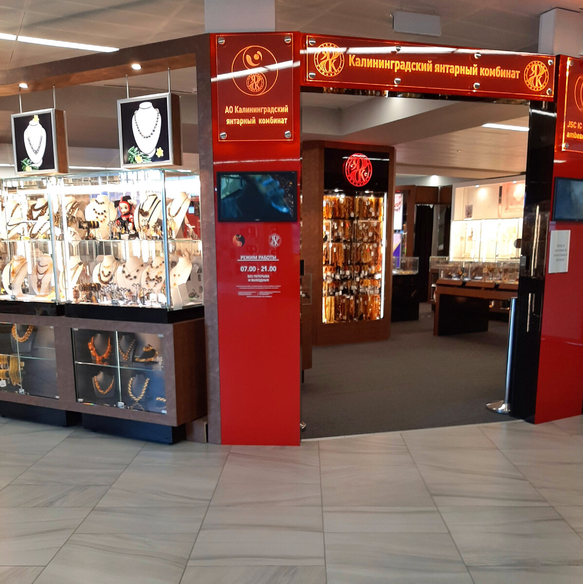 Магазин находится на втором этаже, после контроля - выбор большой, а цены на любой кошелек. Посетить его сможете на обратном пути. Фото автора канала