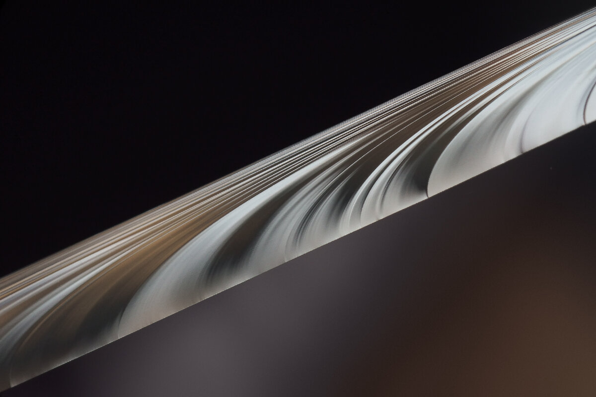 Торец сколка стекла толщиной три миллиметра. Увеличение 10X 