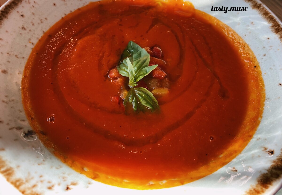 Горячий суп из печеных томатов и перцев