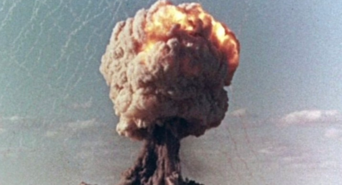 Фото первого испытания британской атомной бомбы на морском полигоне Монте-Белло (Австралия). Журнал The Economist осень 1952 года.