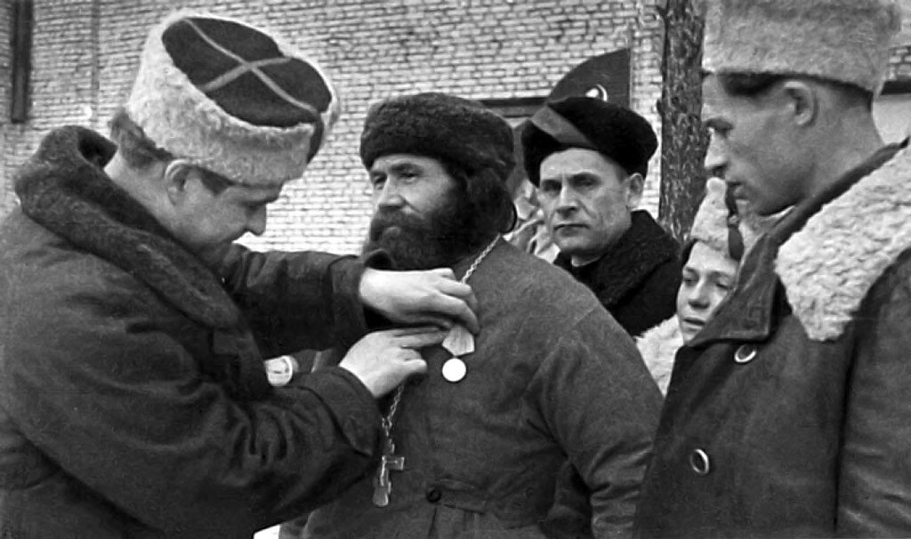 Федор Пузанов получает награду. Источник фото: https://myhistory.mirtesen.ru/blog/43746130908/Fyodor-Andreevich-Puzanov