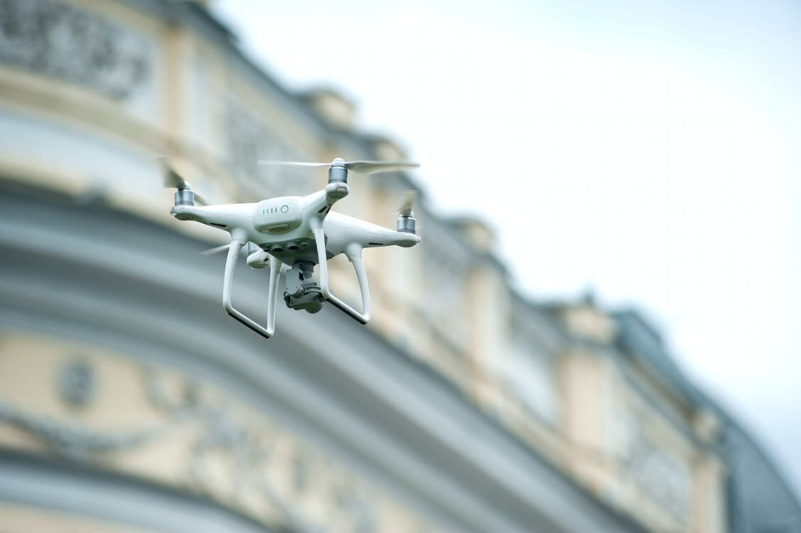 Летать на дроне можно не везде, особенно в городах. Фотография: Alexandr Podvalny / pexels.com