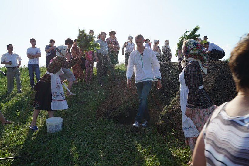 Сначала проходит один человек – единственный сын у родителей, а за ними все мужчины. По обоим сторонам выхода и всех проходящих окропляют «освященной» водой, со словами: «сывă пул» - будь здоров...  Фото из открытых источников. Ульяновская обл. Дрожжановский р-н. Новое Убеево. 2015г.