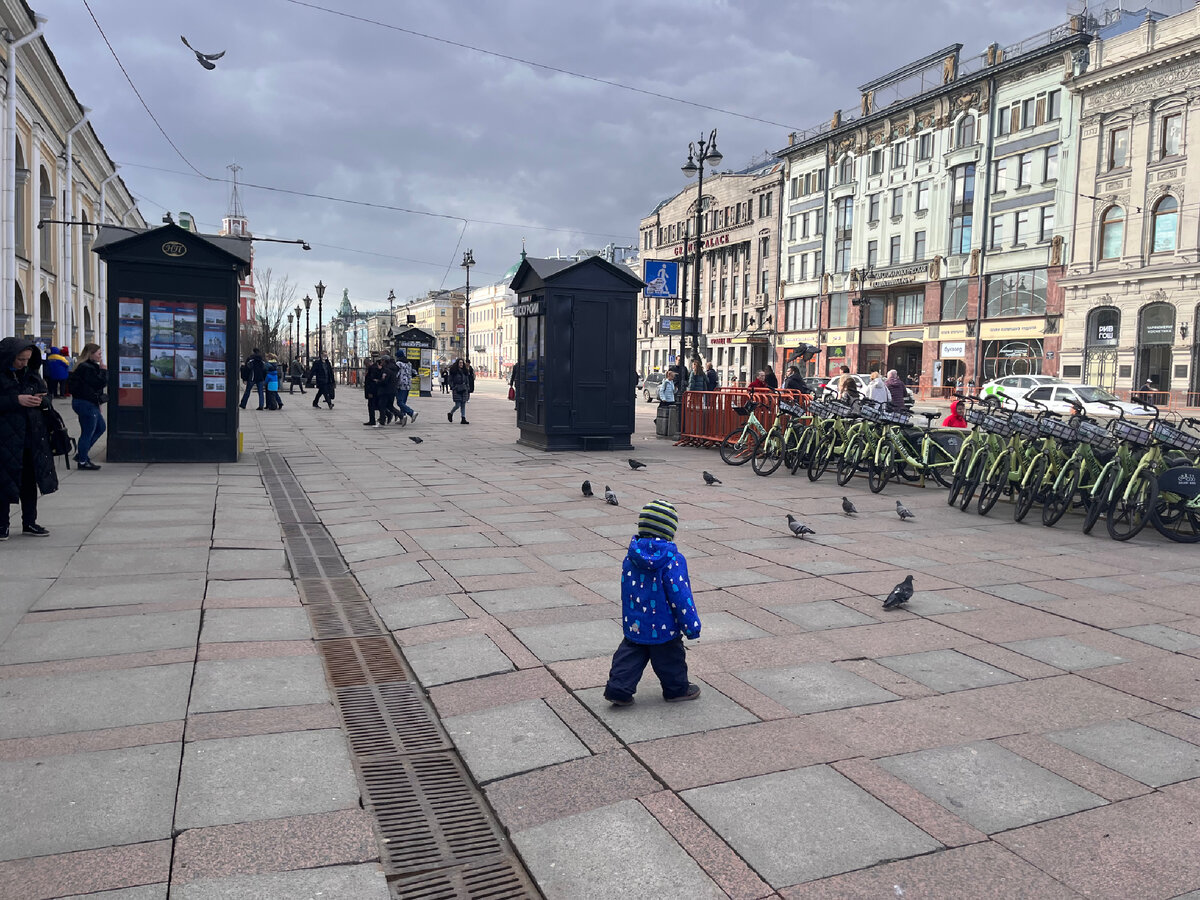 В статье буду использовать фото с нашей последней прогулки по Санкт-Петербургу. Вот такой вот он ранней весной.