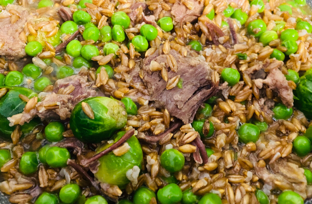 Полба с тушёнкой из оленины, горошком и брюссельской капустой. Фото автора 