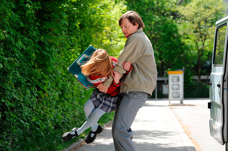 В марте 1998 года Наташу Кампуш похитил 36-летний Вольфганг Приклопиль. Ей было 10 лет и до своего совершеннолетия Наташа жила в подземном бункере, прежде чем ей удалось бежать.-3