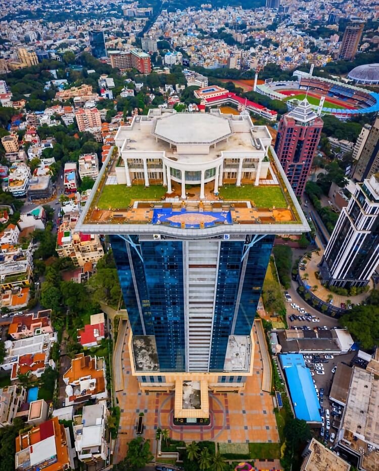 Источник: https://www.reddit.com/r/interestingasfuck/comments/umycfw/billionnaire_vijay_mallyas_mansion_atop_a