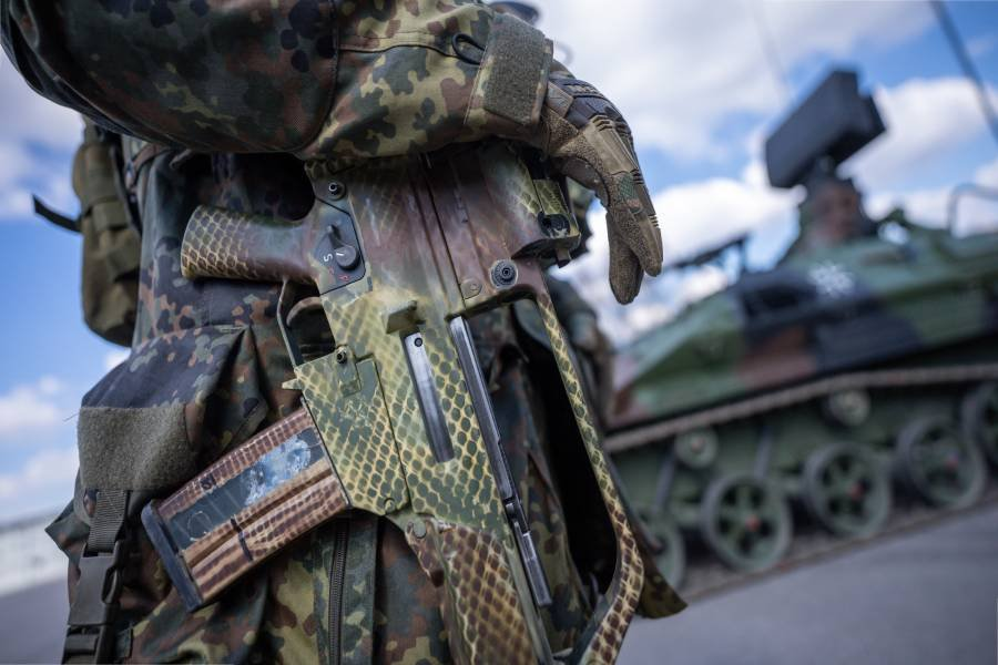 Солдат с винтовкой G36 из сил быстрого реагирования НАТО - Фото: TASS/dpa/picture-alliance/Michael Kappeler