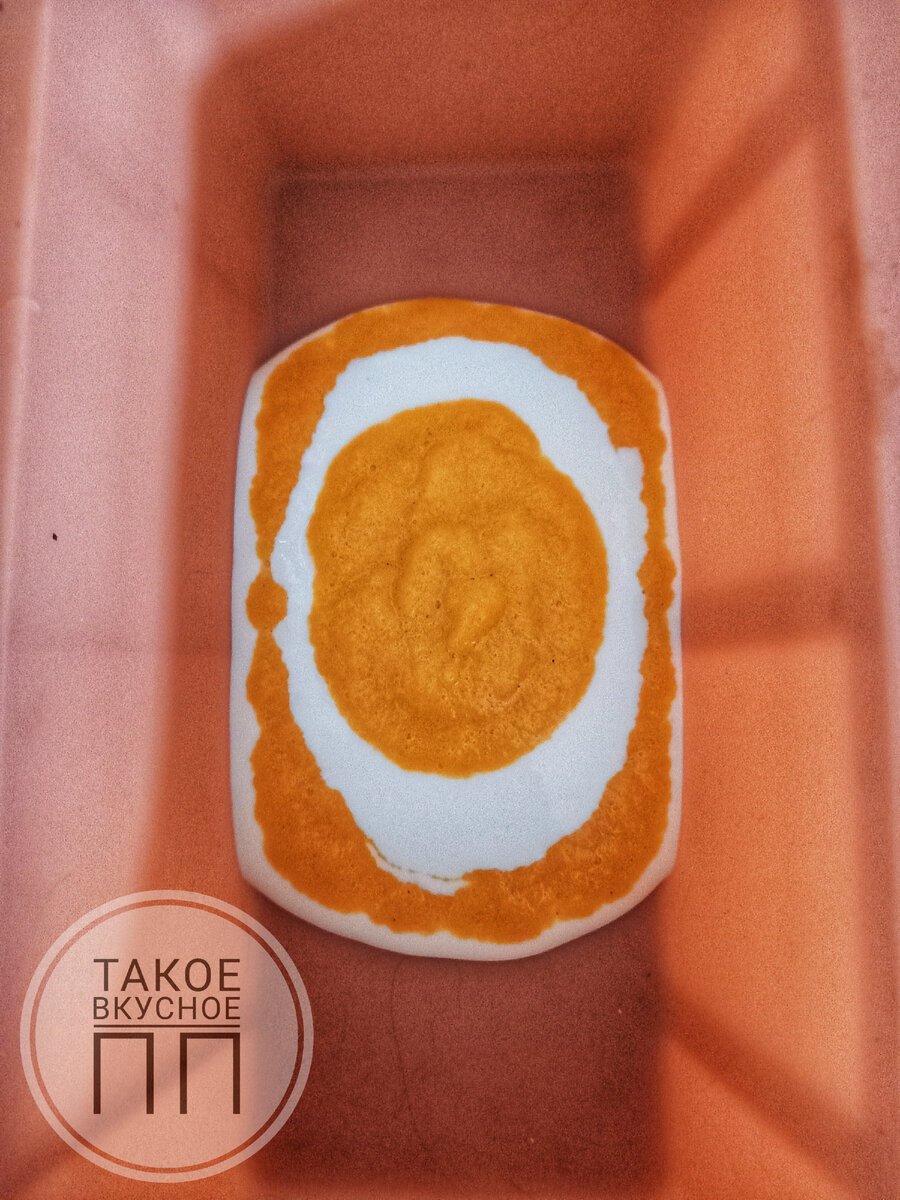 Сбор запеканки в форме для запекания