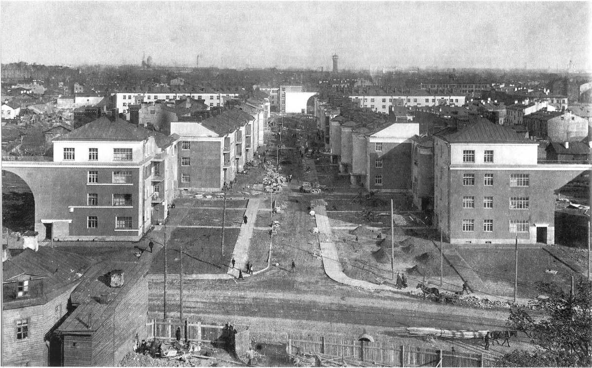 Виз на Тракторную улицу от школы Десятилетия Октября. Из книги Б.М. Кириков и М.С. Штиглиц "Архитектура Ленинградского авангарда. Путеводитель". Фото 1927 года.