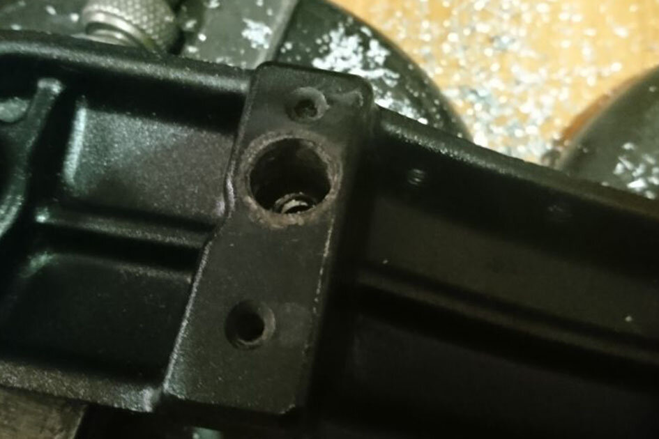 Отверстие в рычаге прослабилось.