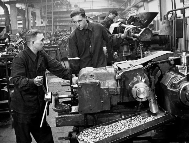 Рабочие на заводе