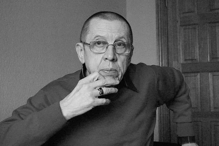 Он родился в красивом селе Быстрый Исток меньше, чем за сутки до начала войны. Его отец был председателем колхоза и твердо был уверен в том, что его Валерку никуда его крестьянские корни не отпустят.-21