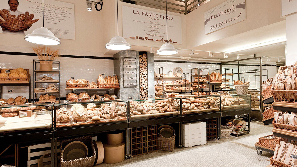 Интерьер пекарни с широким ассортиментом 