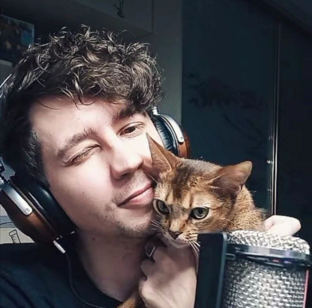 Юрий любит путешествовать, обожает двух своих кошек, уделяет много внимания самообразованию