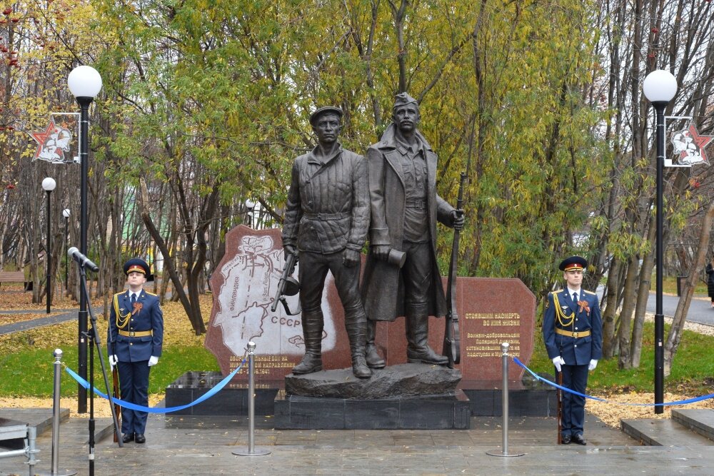 Подвиги людей народного ополчения. Памятник воинам полярной дивизии. Памятник полярной дивизии Мурманск. Памятник воинам полярной дивизии Мурманск. Аллея полярной дивизии Мурманск.