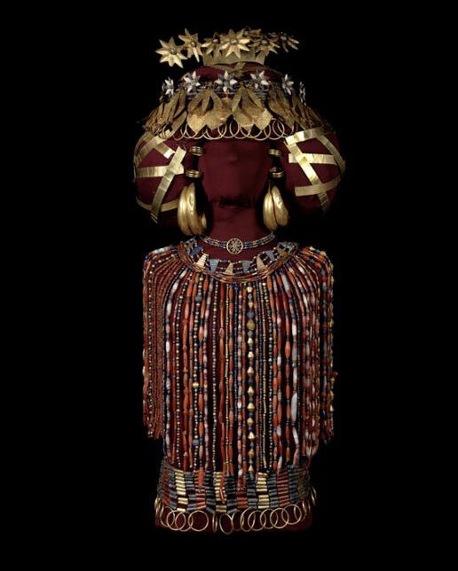 Реконструкция костюма Пу-Аби.  Вес около 6,5 кг. Университетский Музей Пенсильвании.