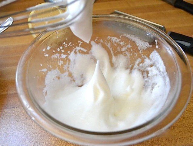 Тесто на сметане для оладьев. Сливочное масло с сахаром. Яичный пудинг в духовке. Чайная ложка соли. Сметана в 1 столовой ложке.