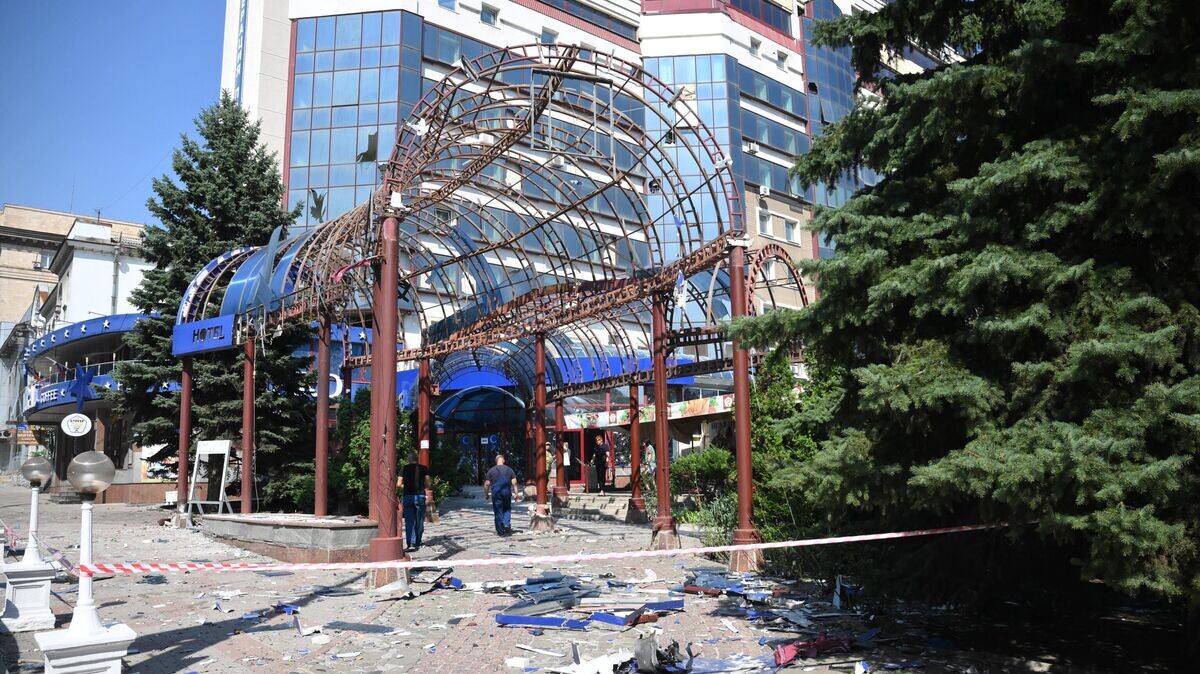    Здание гостиницы "Централь", поврежденное в результате обстрела ВСУ в центре Донецка© РИА Новости / Илья Питалев