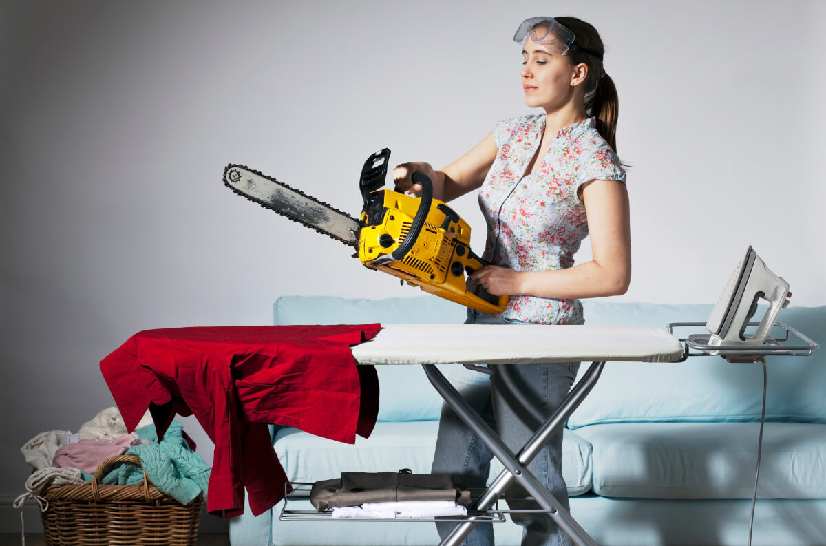 Деревообрабатывающий станок кедр. Пыла т. Прибор для разрезания плинтусов. Женщина с пилой. Пыла т.